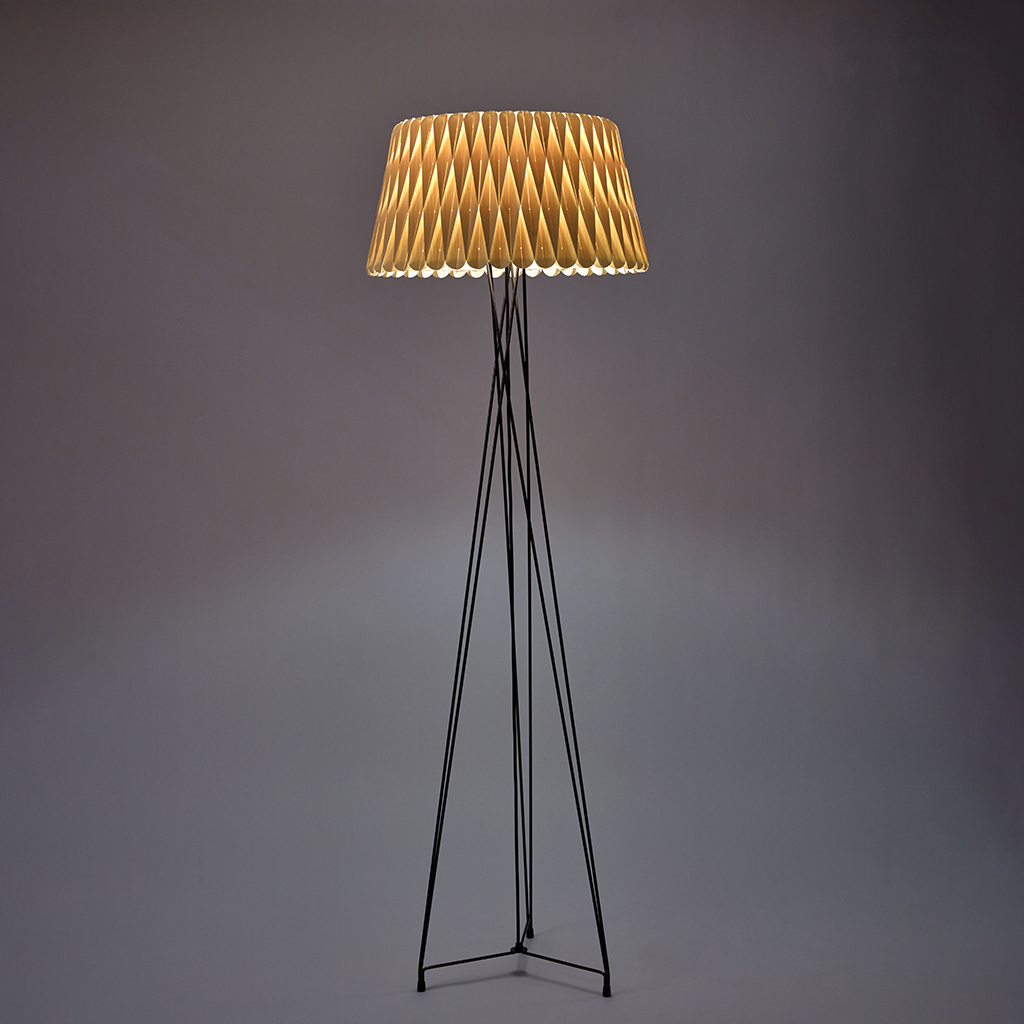 stojací lampa z transparentní dýhy
