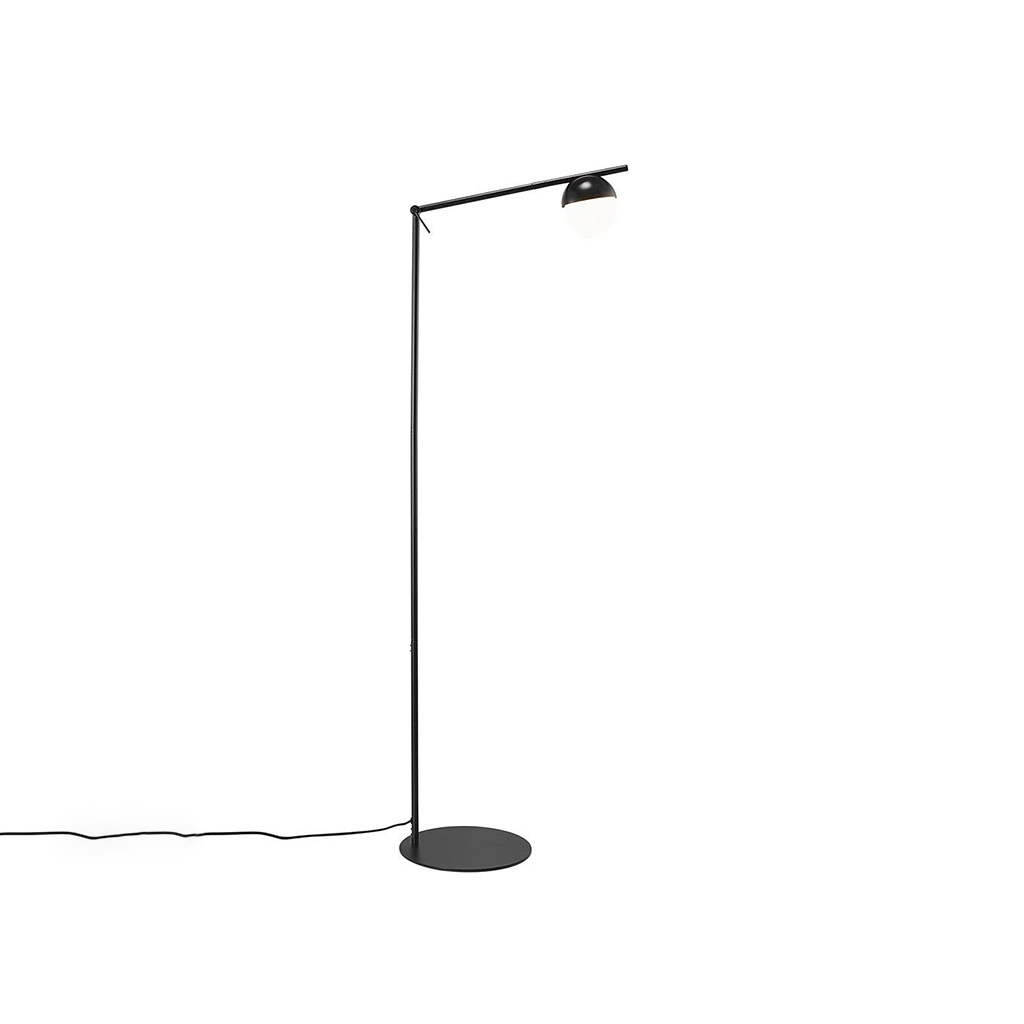 štíhlá podlahová lampa