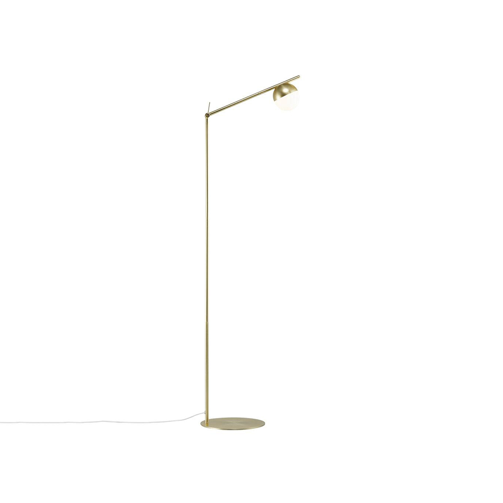 zlatá podlahová lampa