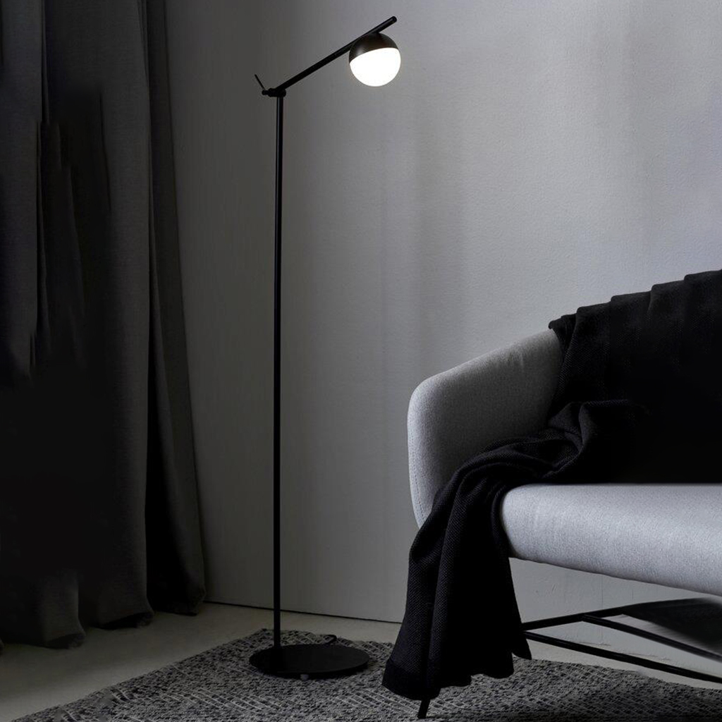 elegantní stojací lampa
