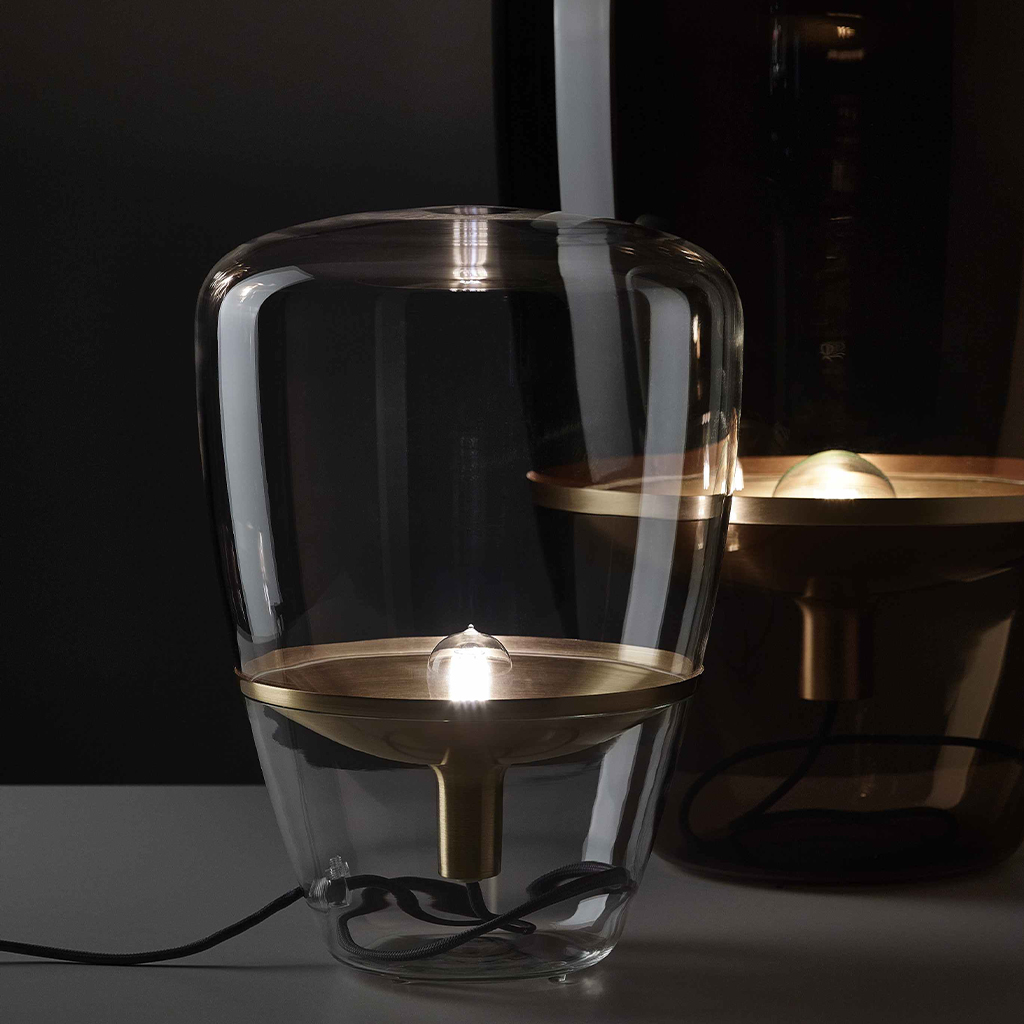 lampa z kovu a skla