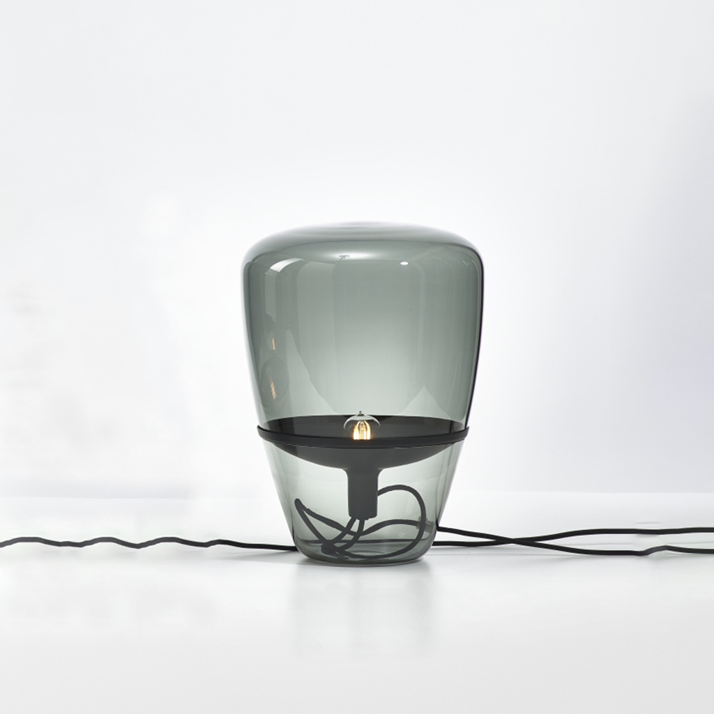 černá lampa