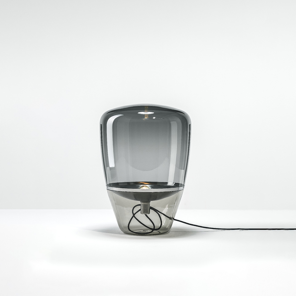 černá skleněná lampa