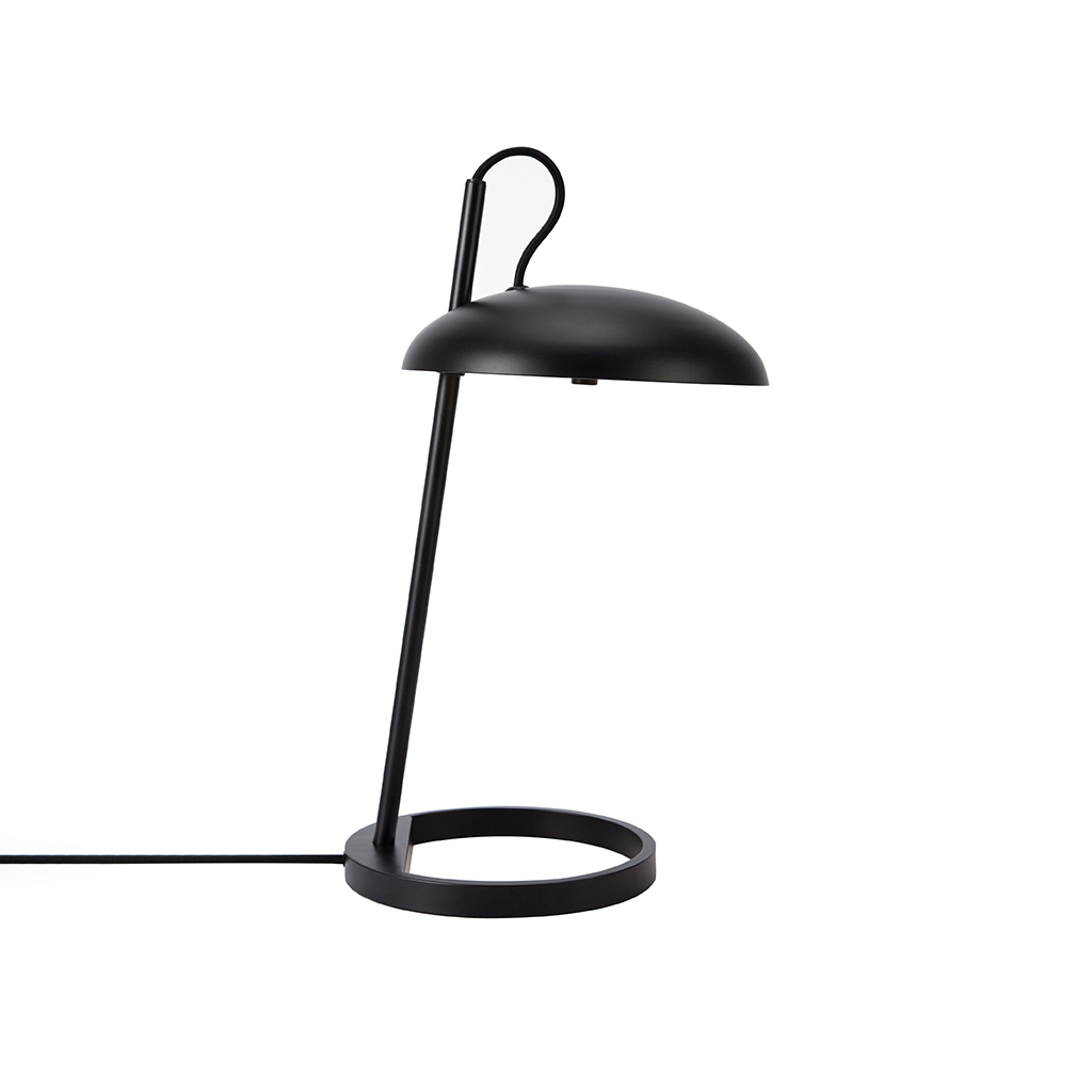 černá lampa na stůl