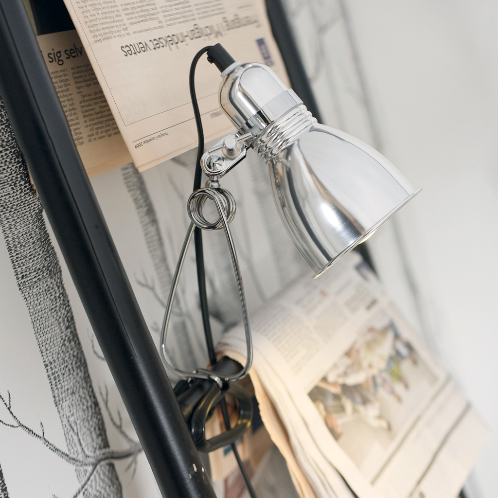 lesklá chromová lampa