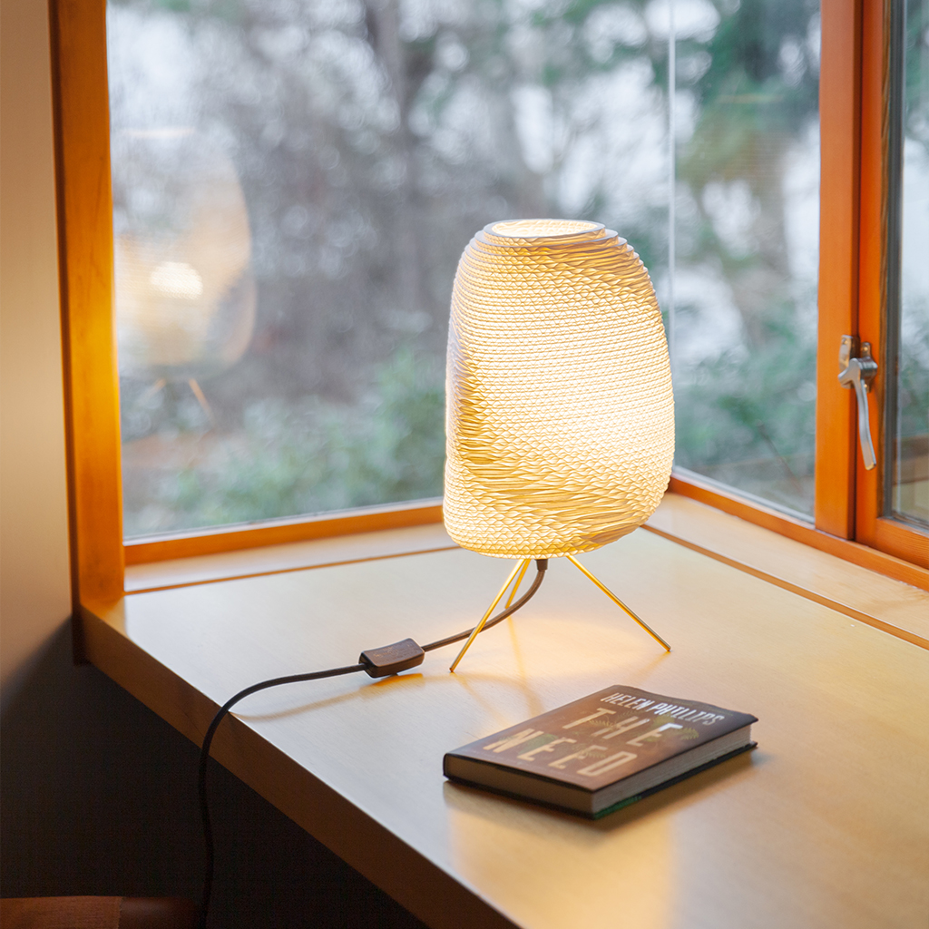 papírová lampa na stůl