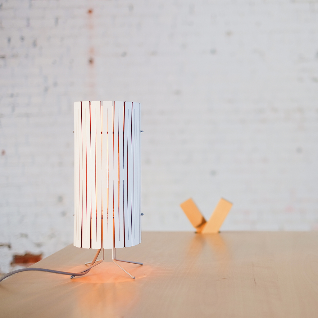 dřevěná lampa na stůl
