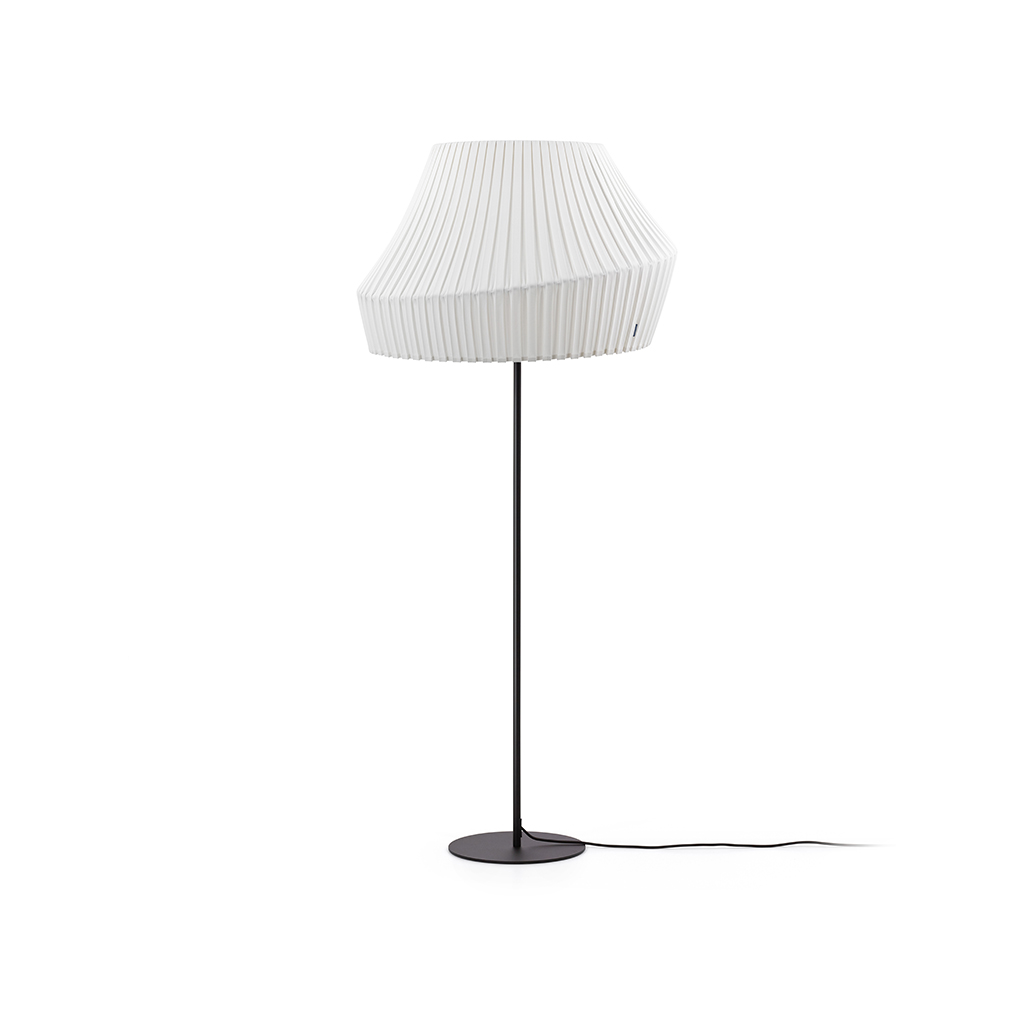 bílá podlahová lampa