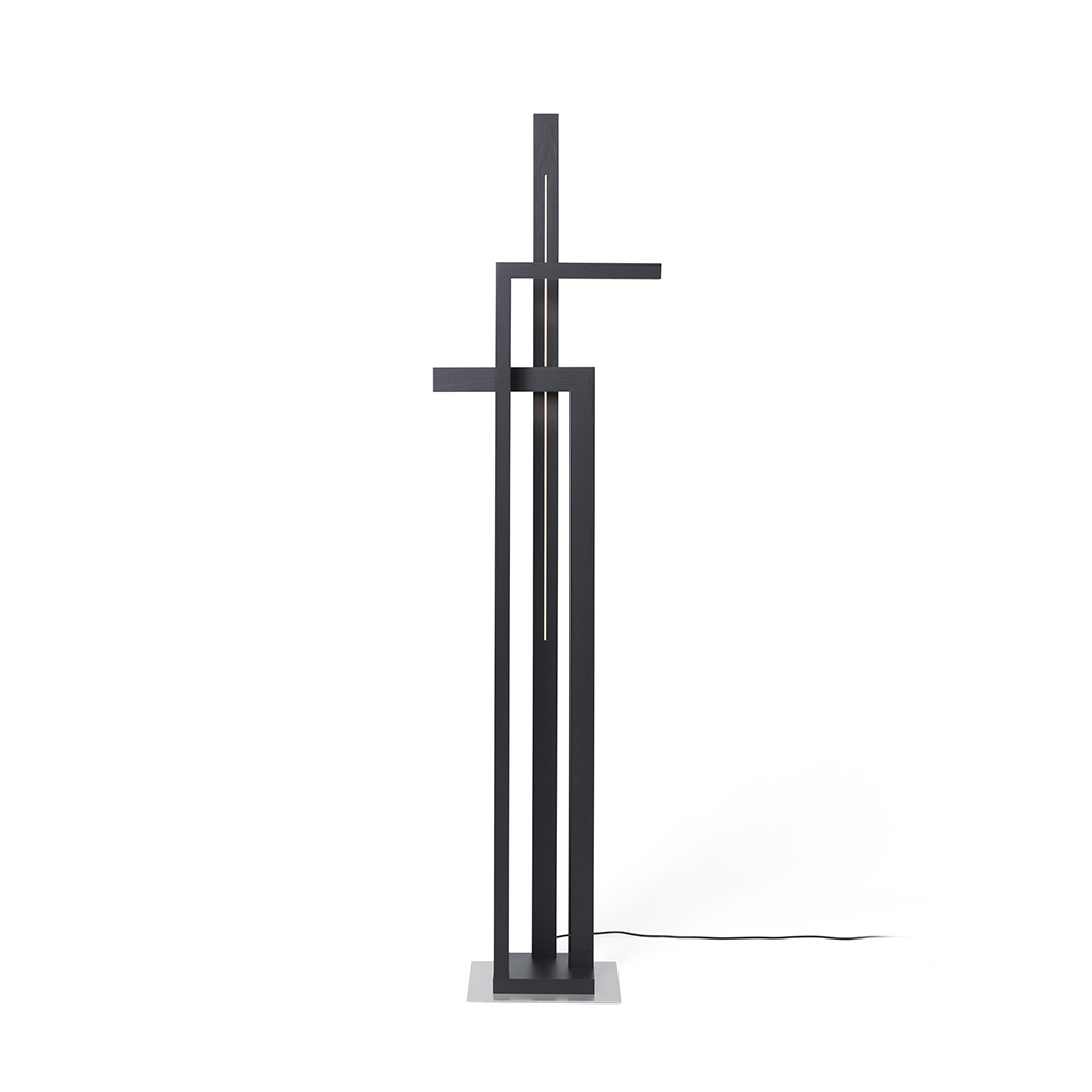 podlahová dřevěná lampa