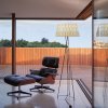designová stojací lampa z dřevěné dýhy