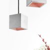 Závěsné betonové svítidlo ve tvaru krychle B6 (Dekor Tmavý beton, Kabel Bílý, Vnitřní plocha Měděná)
