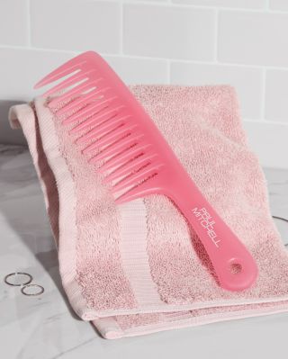 Upgrade tvé hair routine ✨ DETANGLER COMB = rozčesávání bez bolesti ✔️ Antibakteriální materiál chrání vlasy i pokožku ✔️...