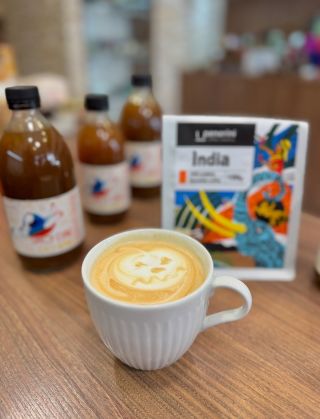 Zastavte se na cappuccino Pumpkin Spice – voňavé, hřejivé a dokonale podzimní. ☕🧡 Přijďte si užít chvilku klidu ♥️...