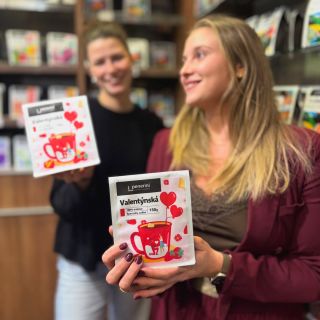 🍓☕ Valentýnská káva je tady! 💘 Láska na první doušek? Přesně tak chutná náš Valentýnský Strawberry Blend ❤️ Spojení...