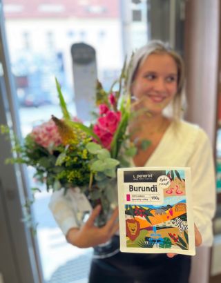 🌸 Všechno nejlepší k MDŽ! 🌸 Ať už jste dnes potěšili květinou od @_mr_bloom, čokoládou nebo třeba balíčkem naší výběrové...