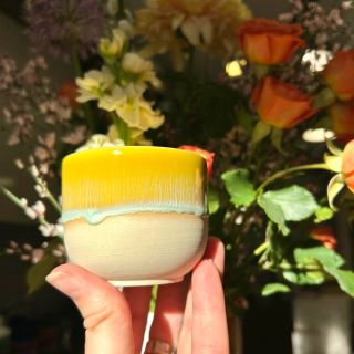 Omrkněte naše nové keramické šálky 🤍☕️ Minimalistický design, který si zamilujete na první pohled ✨ Ideální na ranní kávu...