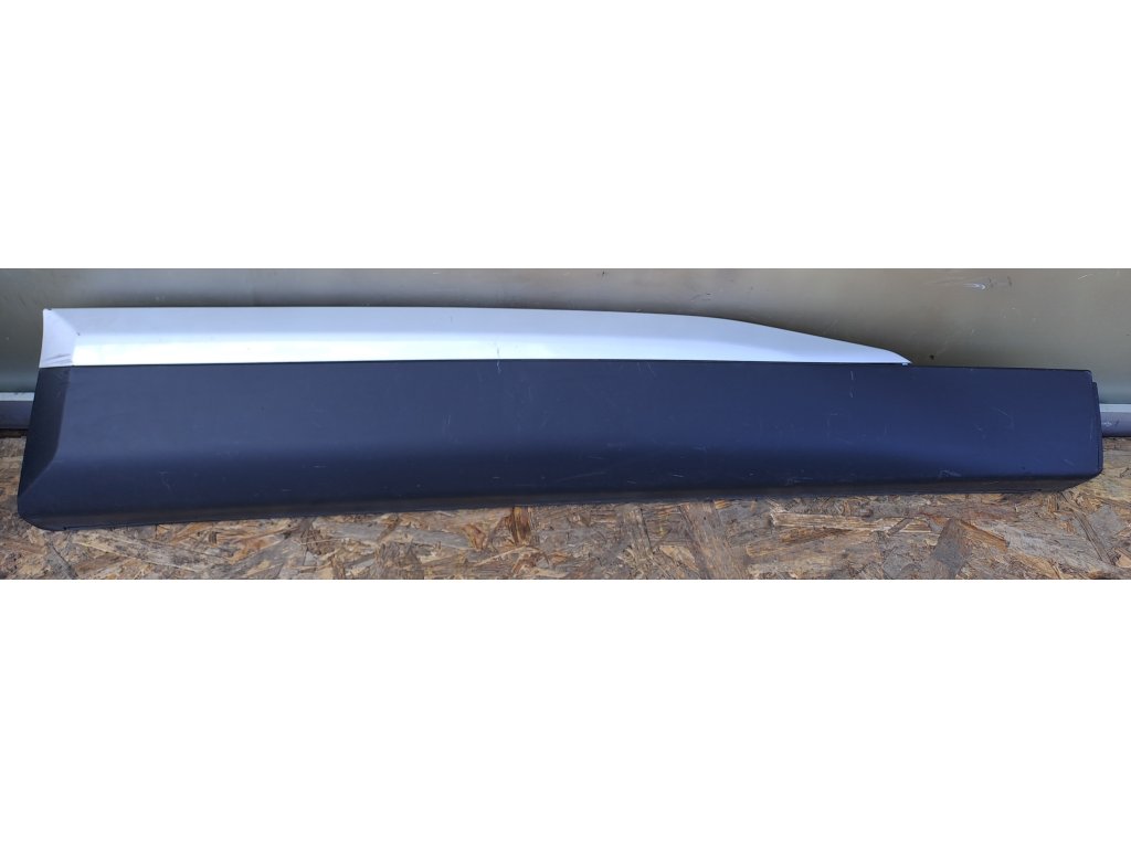 Lišta pravých předních dveří Peugeot 2008 II