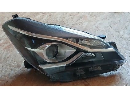 Světlomet pravý přední Toyota Yaris lll  811300DJ90 originál