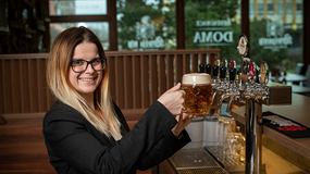 Svijanská expertka učí hospodské, jak správně čepovat pivo