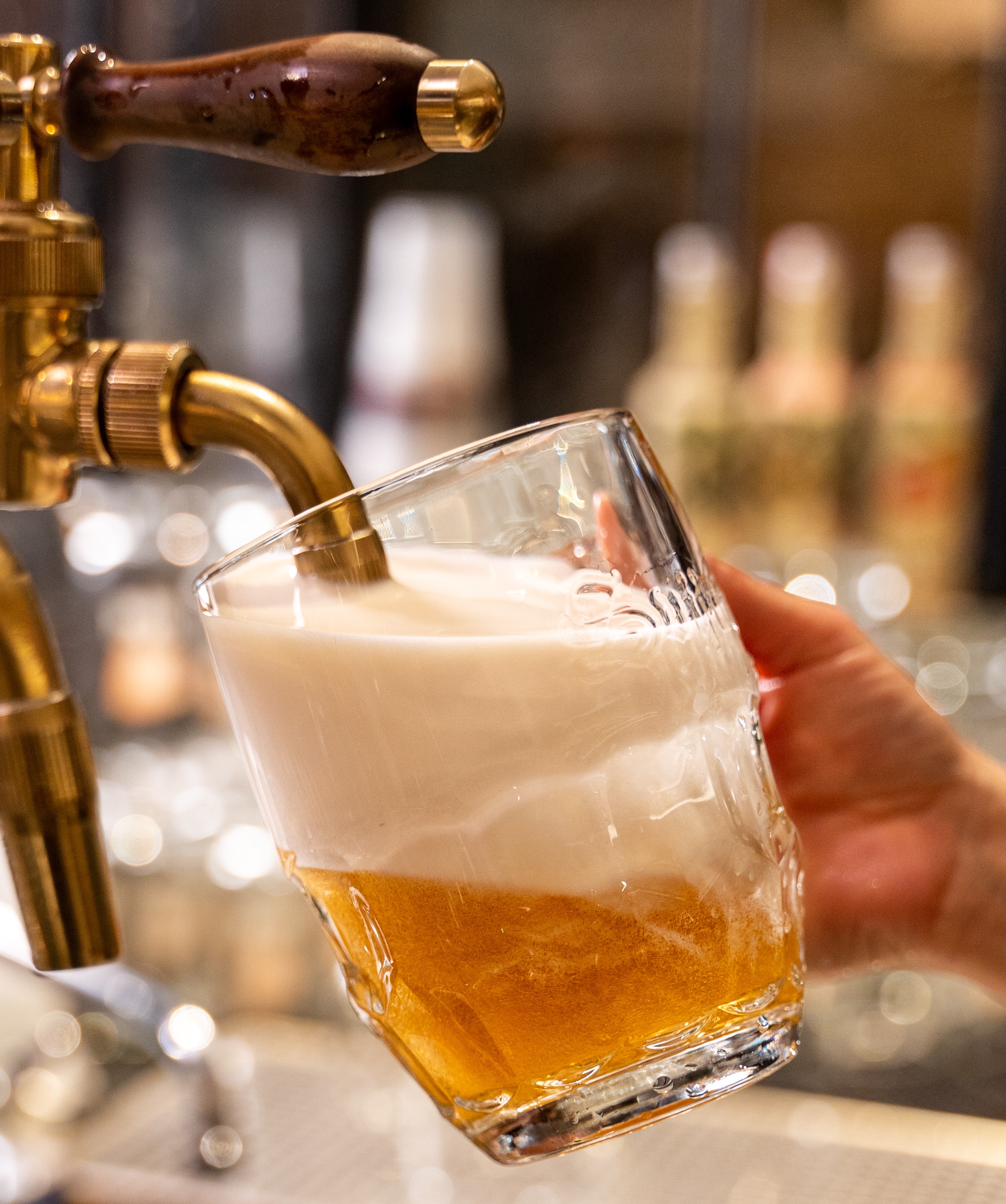 Rozčepované svijanské pivo pod výčepním kohoutem