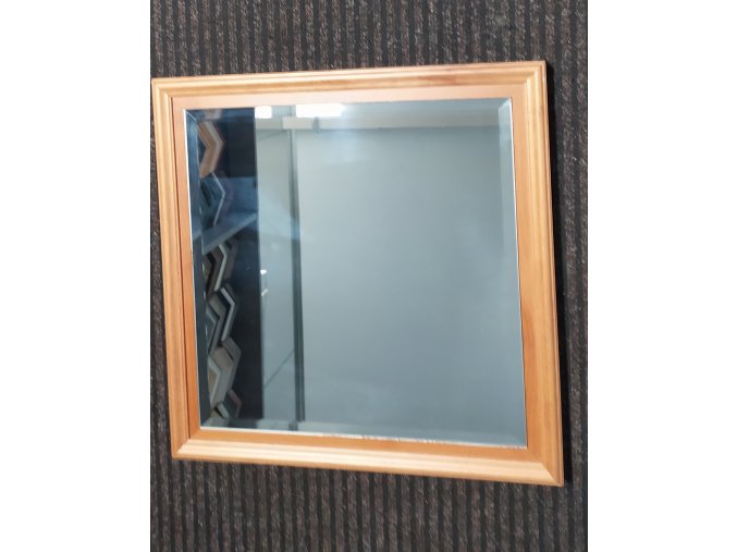 zrcadlo s dřevěným rámem