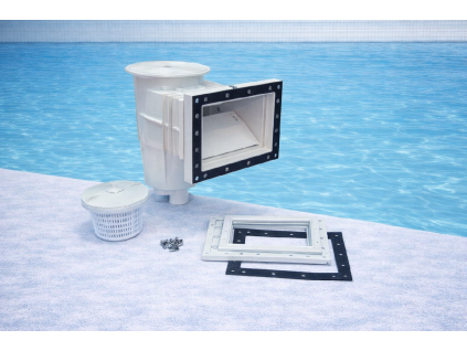 Sada na čištění bazénu u vody