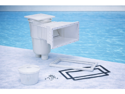 Bílý skimmer a příslušenství u bazénu