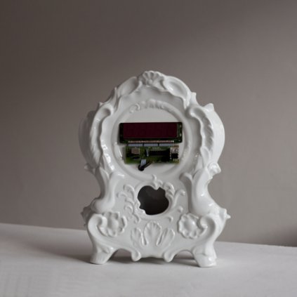 Porcelánové digitální hodiny digi clock od Maxima Velšovského ze studia Qubus