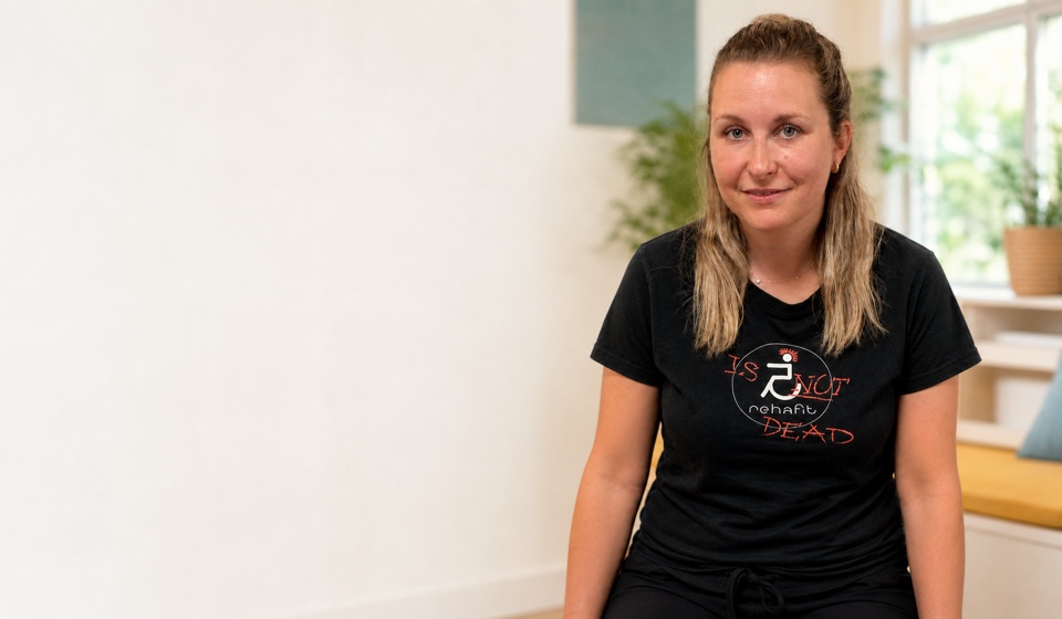 žena s černým tričkem rehafit