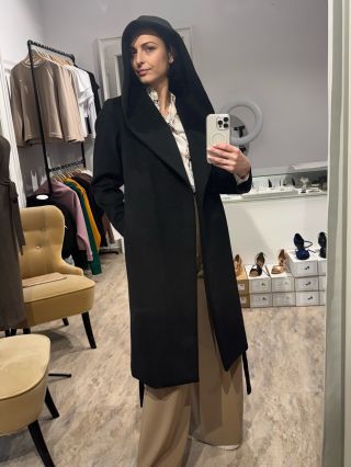 Máme radost. 🤍 Z ateliéru právě vyšel nový vlněný kabát z počesaného flauše – s maxi kapucí a pohodlnými kapsami. Je...