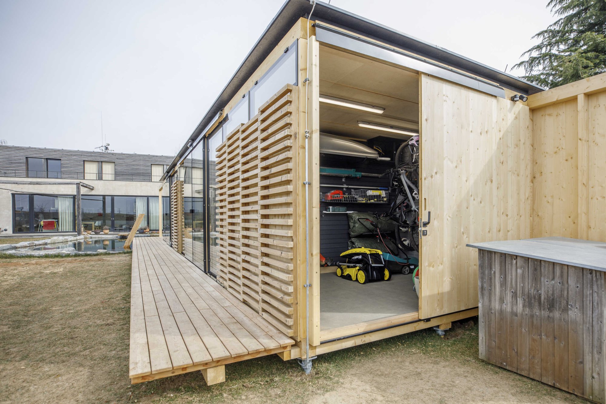 Wie lässt sich der Raum im Gartenhaus einfach aufblasen?