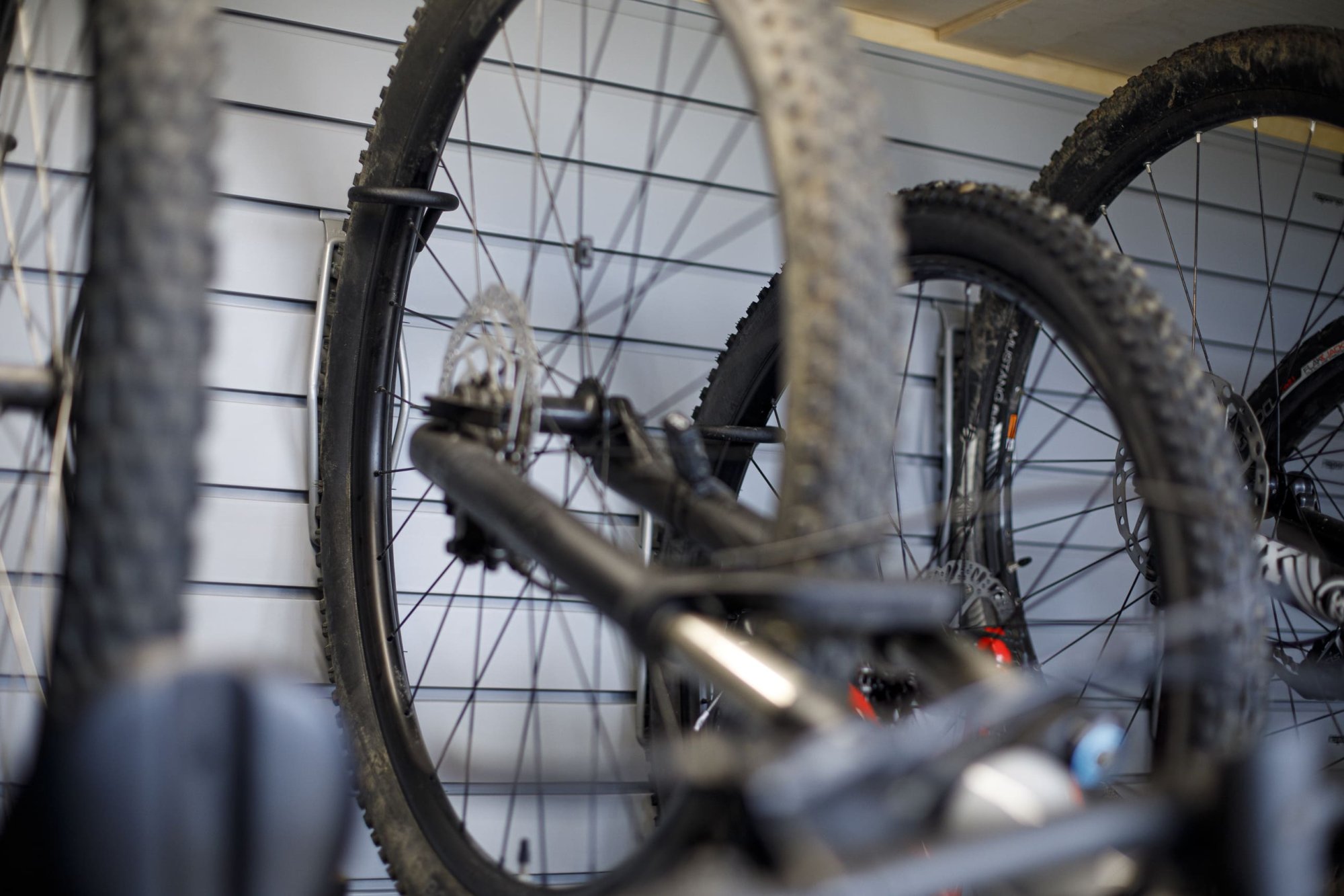 Fahrradhalter oder wie Sie Ihr Fahrrad griffbereit und aus dem Weg aufbewahren können