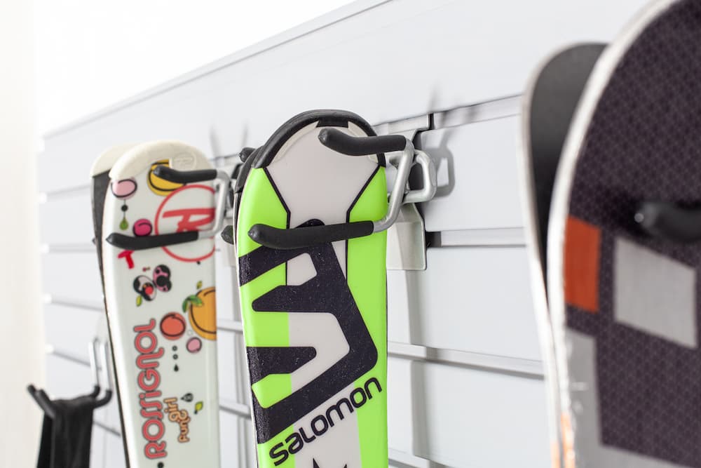 Skihalter für die Garagenwand. Wie wählt man eine stilvolle und funktionelle Lösung für Langlaufskier und Snowboards?
