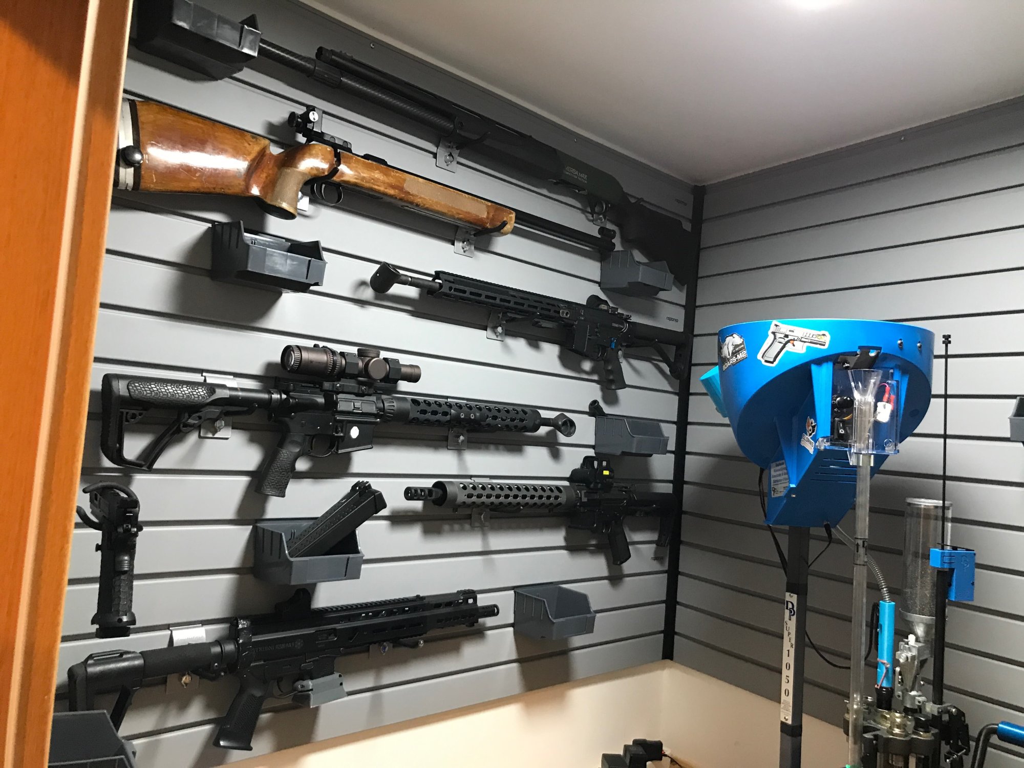 Wie lassen sich Waffen übersichtlich und anschaulich aufbewahren?