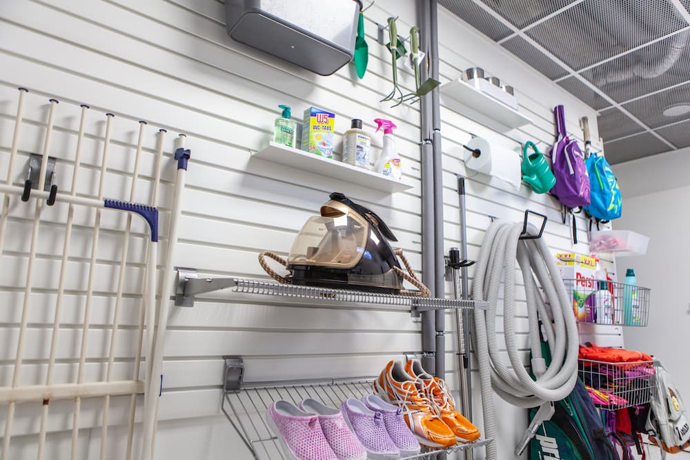 Efektivní závěsný systém vs. externí minisklad. Kdo s koho?