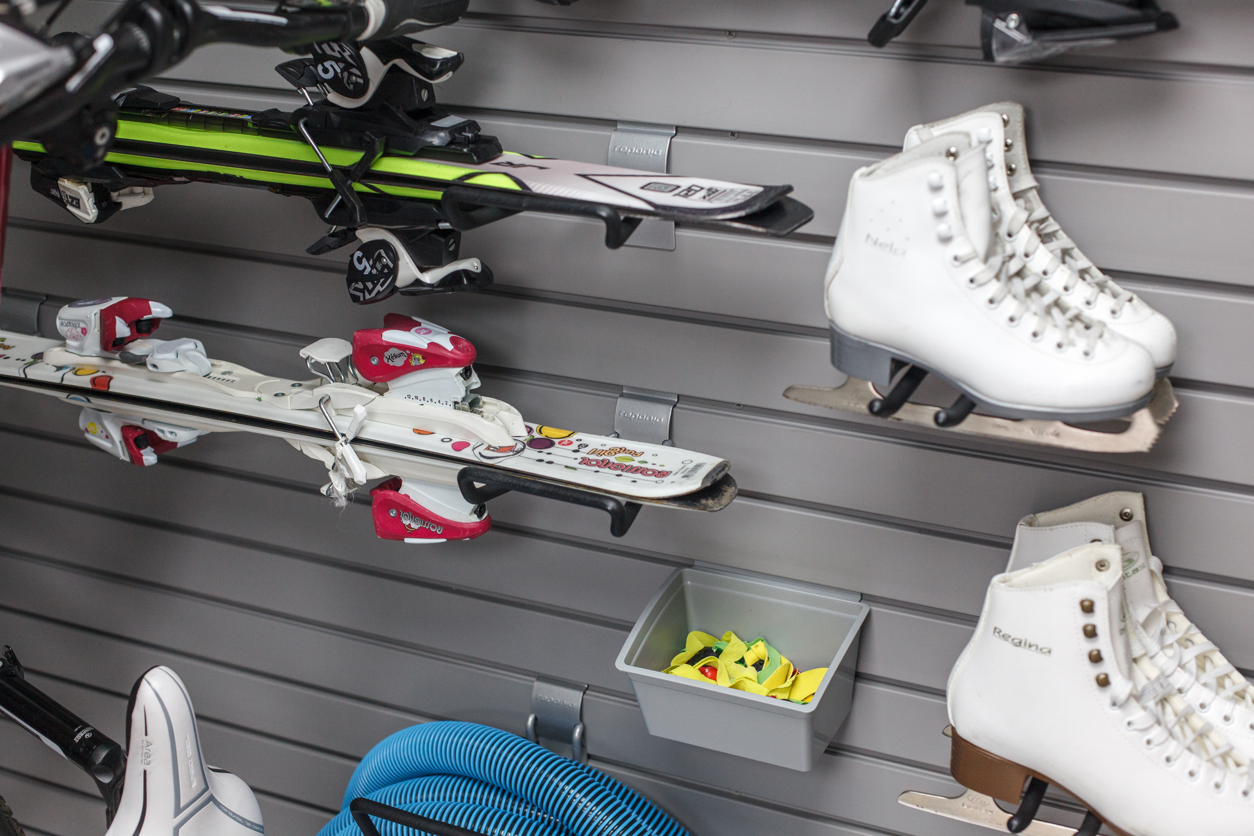 Skihalter an der Wand in der Garage. Wie wählt man eine stilvolle und funktionelle Lösung, die für Langlaufski und Snowboards geeignet ist?