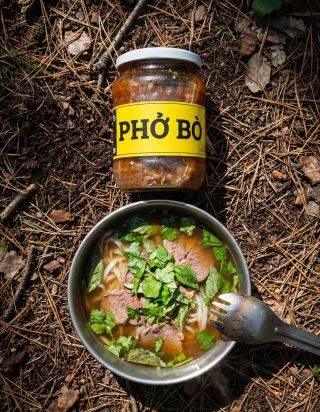 Přibalte na stanovačku k buřtům i naši hotovku ze sklenice Phở Bò 😋🍜 Stačí ohřát, přihodit hovězí plátky, nudle, bylinky a...