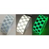 Zažehlovací fotoluminiscenční páska s retroreflexními plochami  / vzor čtverečky
