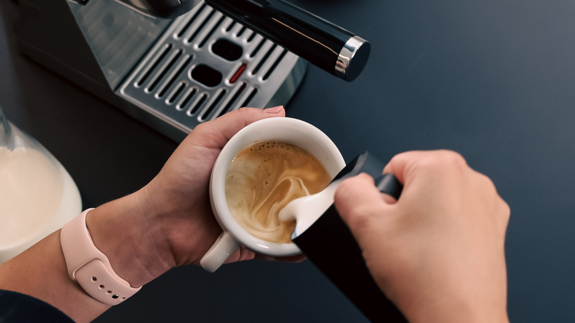 Jak připravit cappuccino, které vás potěší pěnou i dokonalou chutí