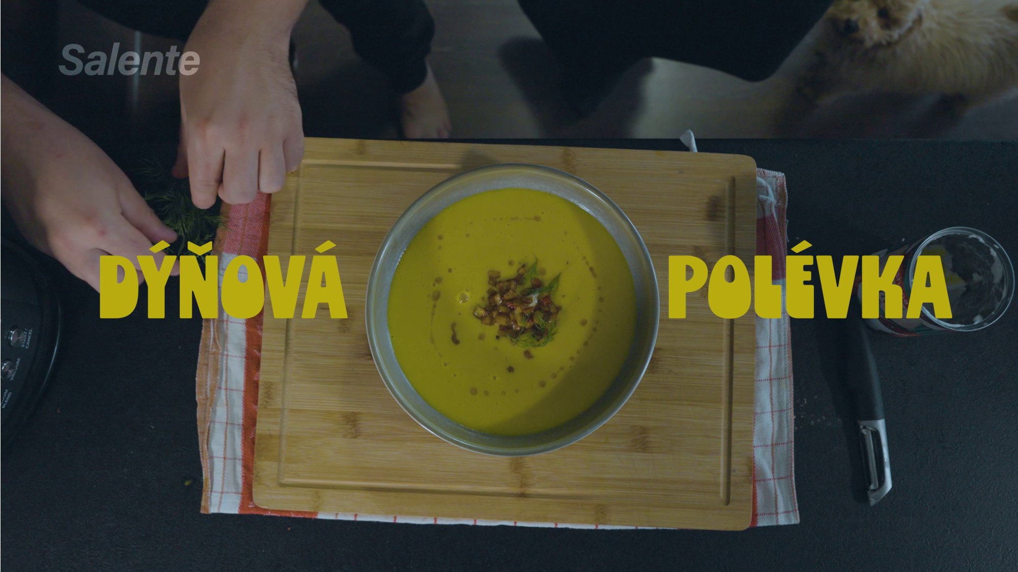 Dýňová polévka Hokkaido s kokosovým mlékem a chilli | Recepty Pavla Švestky a Izabely Škutové