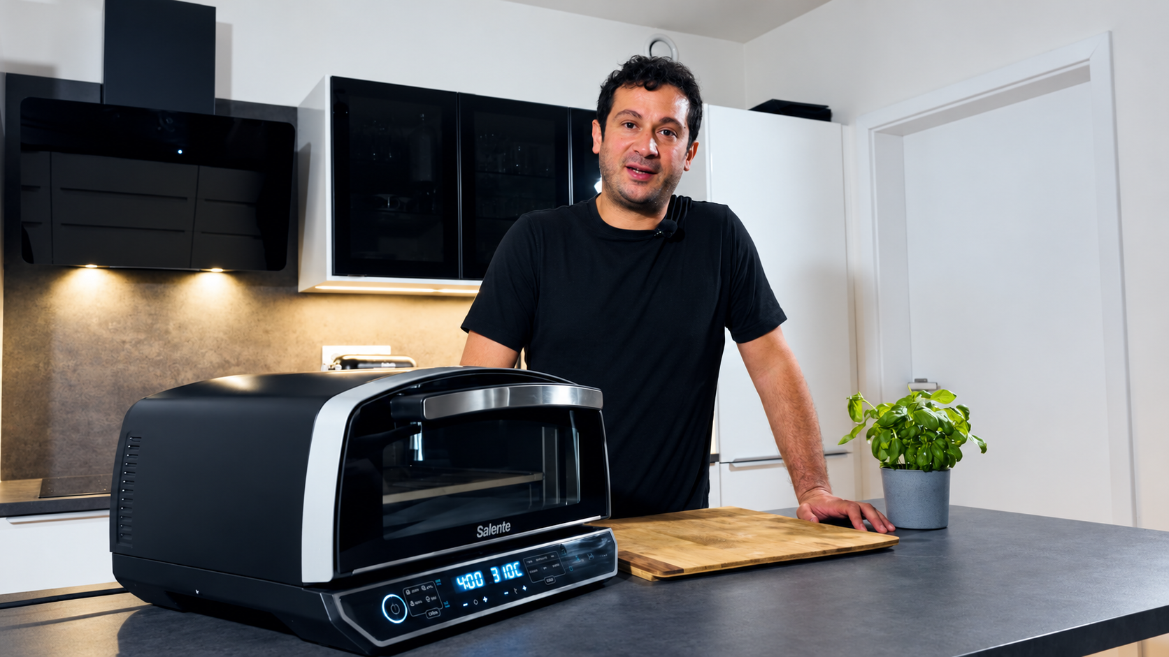 Kuchař Marco u elektrické pizza pece Salente Vulcano