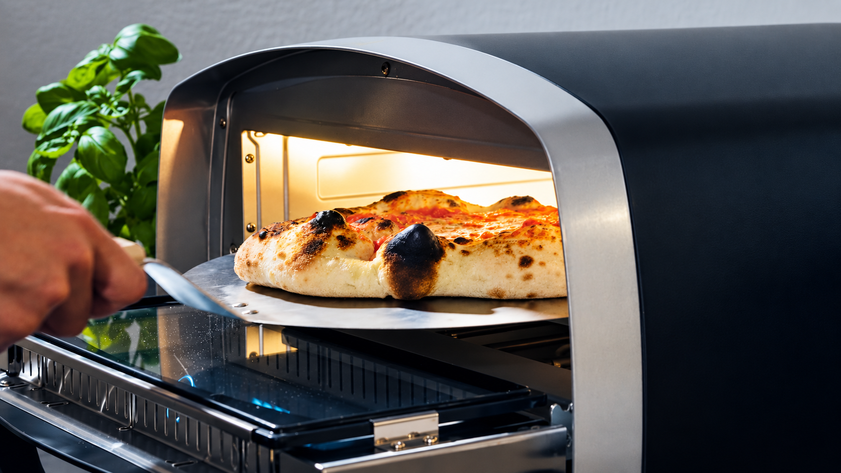 Pizza Marinara na lopatě při vytahování z elektrické pece Salente Vulcano