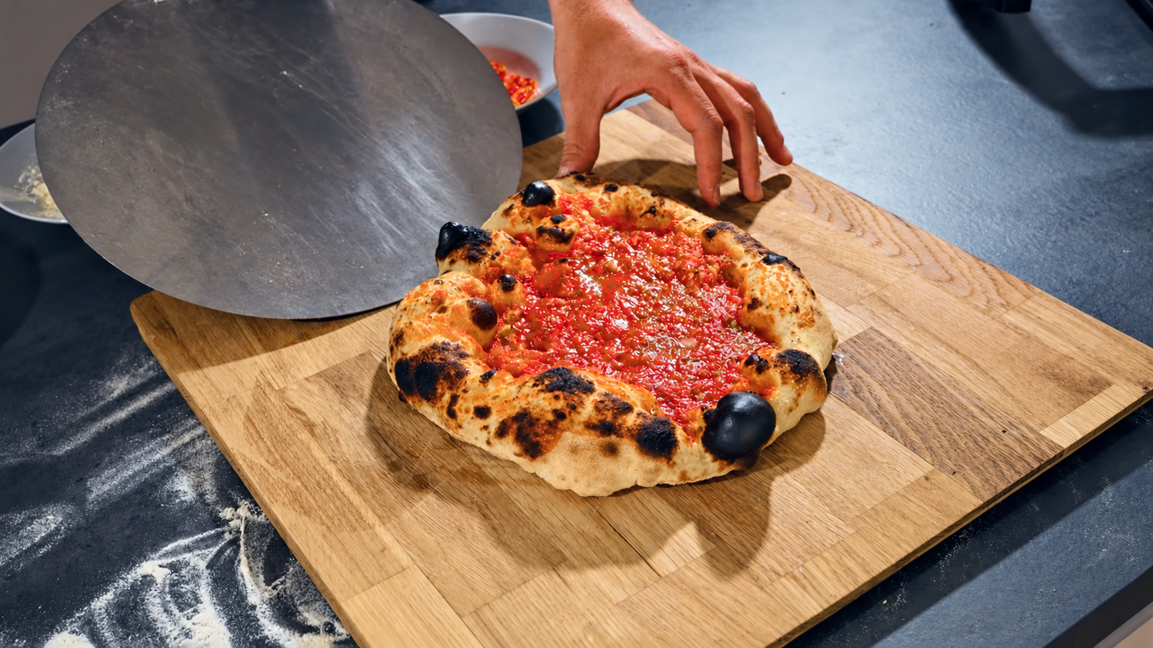 Hotová pizza Marinara s rajčatovou omáčkou a opečenými okraji