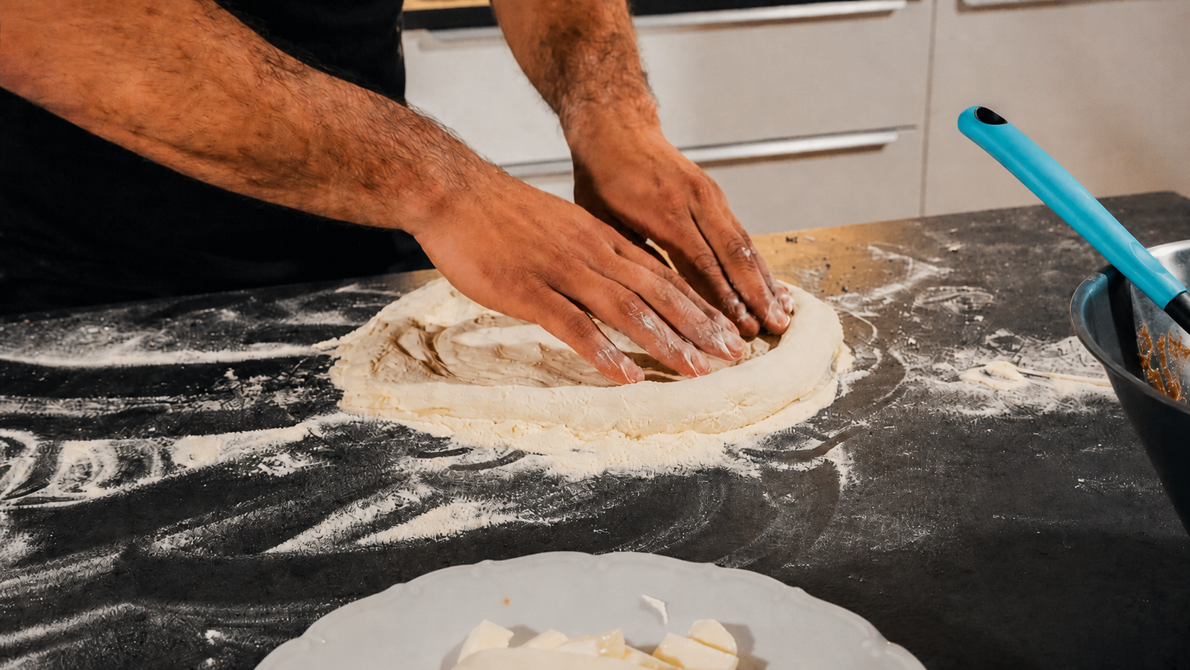 Ruční tvarování těsta na pizzu bez válečku.