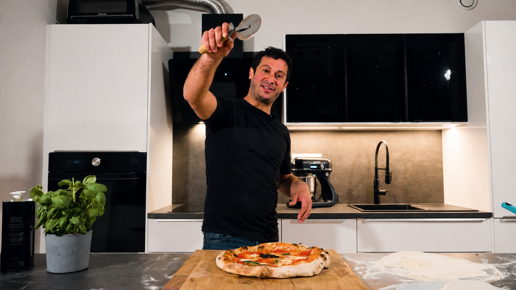 Kuchař Marco a pizza Margherita 