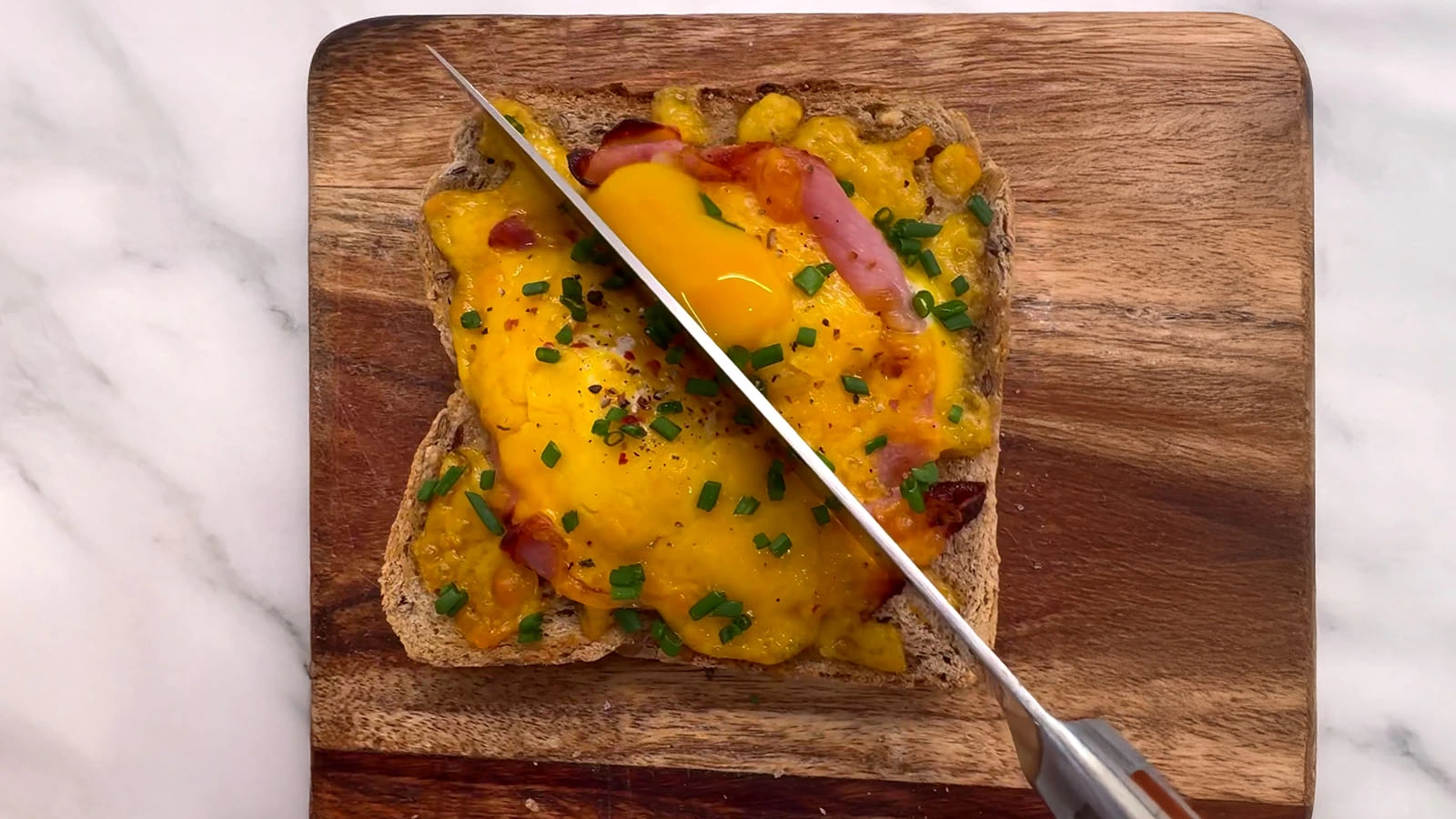 Flash breakfast from the air fryer: Toast with ham, cheese, and egg in 4 minutes!
