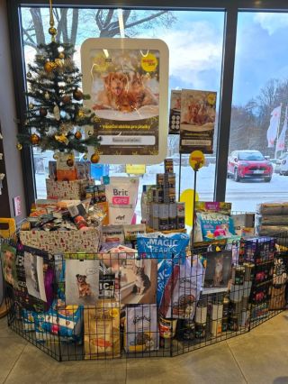 Moc děkujeme třem pobočkám @superzoocz v Liberci (u Kauflandu, ve Fóru a v Severce) za dary pod vánočním stromečkem a...