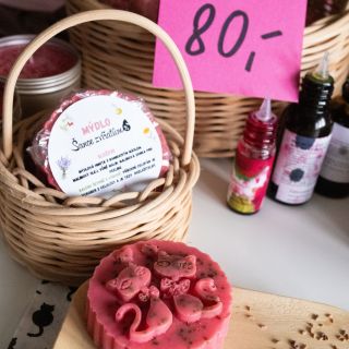 🩷🐾 𝐑𝐔𝐂̌𝐍𝐄̌ 𝐕𝐘𝐑𝐀́𝐁𝐄̌𝐍𝐀́ 𝐌𝐘́𝐃𝐋𝐀 𝐀 𝐒𝐕𝐈́𝐂̌𝐊𝐘, 𝐊𝐓𝐄𝐑𝐄́ 𝐃𝐀́𝐕𝐀𝐉𝐈́ 𝐒̌𝐀𝐍𝐂𝐈 𝐙𝐕𝐈́𝐑̌𝐀𝐓𝐔̊𝐌 🐾🩷 🧼 Mýdlo s bambuckým máslem, vůní malin,...