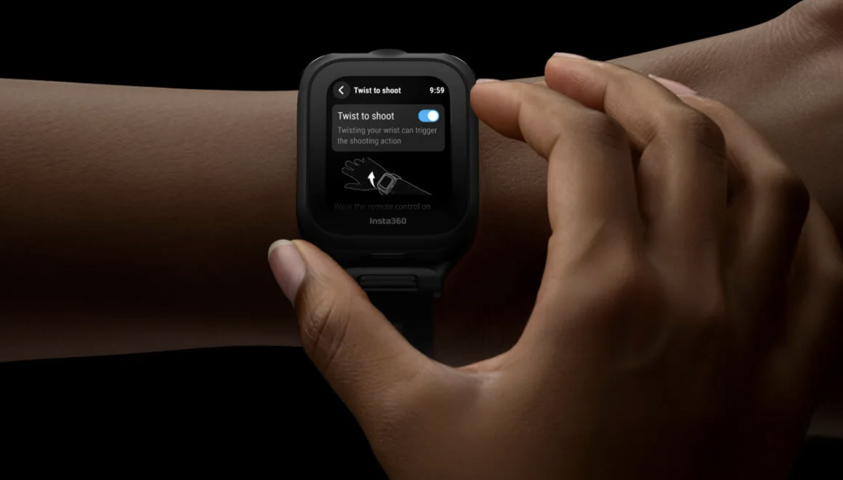 Insta360 GPS Preview Remote with Built-In Mic 55