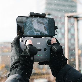 ❄️ Na Slovensku krásne nasnežilo a drony idú do akcie aj v zime! Zima už nie je výhovorka – s DJI Mini 5 Pro lietaš...